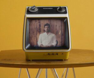 A man stands in front of a television set.
(OOS,retro, one, no person, analogue, television, technology, vintage, nostalgia, screen, antique, people, old, furniture, indoors, still life, vehicle, painting, portrait, travel, art)