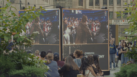 The crowd watching the show.
(88 LIVE NEWYO GYFTSOLUG WUGT  PARIS2024 ONY,people, group, festival, woman, many, adult, landscape, exhibition, child, man, movie, street, election, city, music, battle, wear, drag race, urban, education)